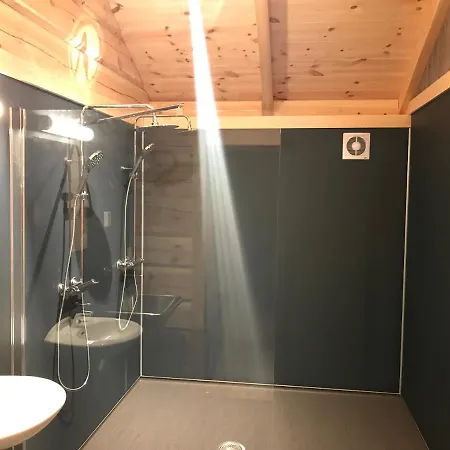 Camp Dronningkrona بيت خشبي *